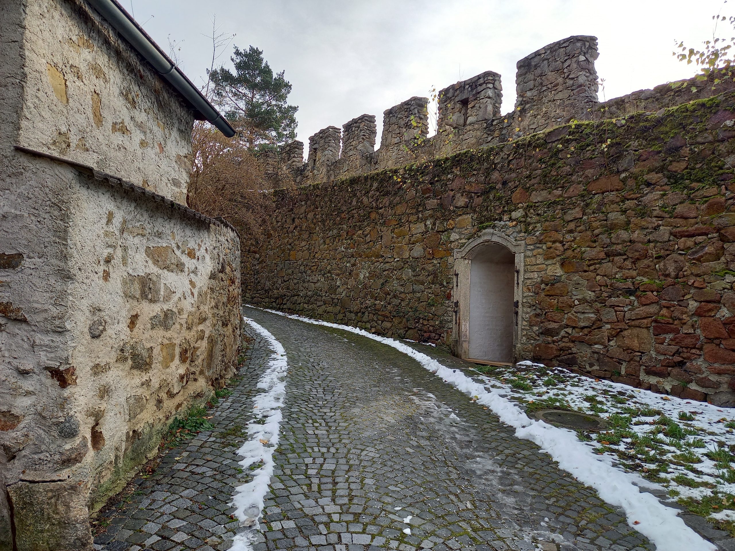 Ein schmaler Weg führt entlang der Stadtmauer um die Stadt.